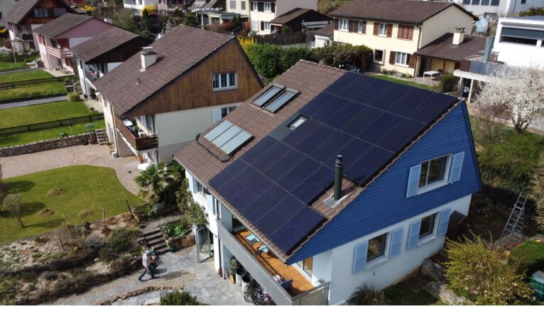 Einfamilienhaus mit vollflächiger Indach-Photovoltaikanlage